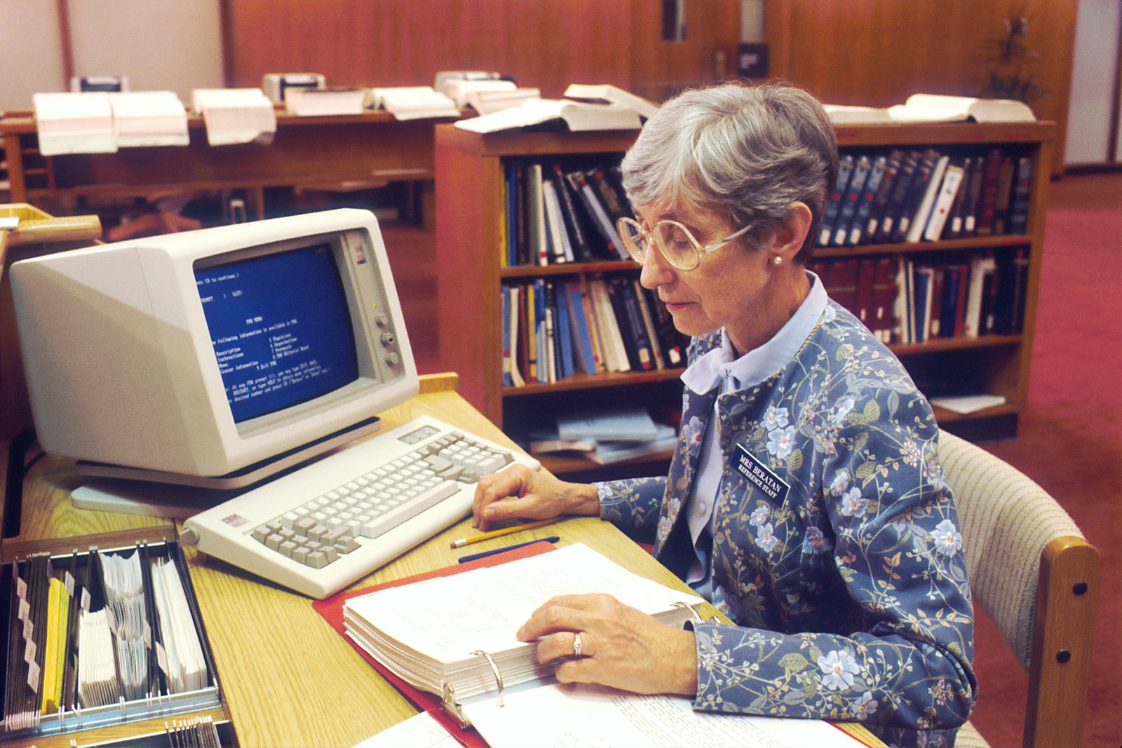 Eine Abrechnungskraft am Computerterminal, Archivfoto