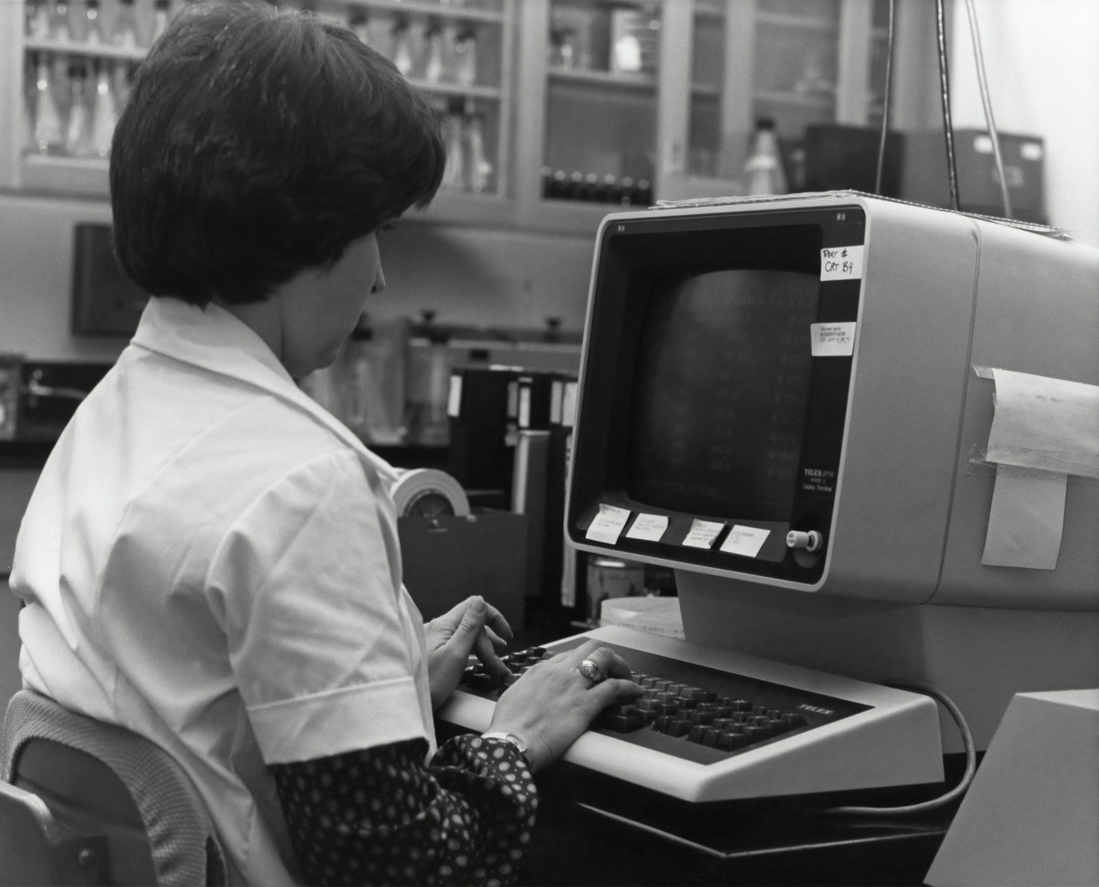 Eine Frau tippt an einem Computerterminal, Archivfoto