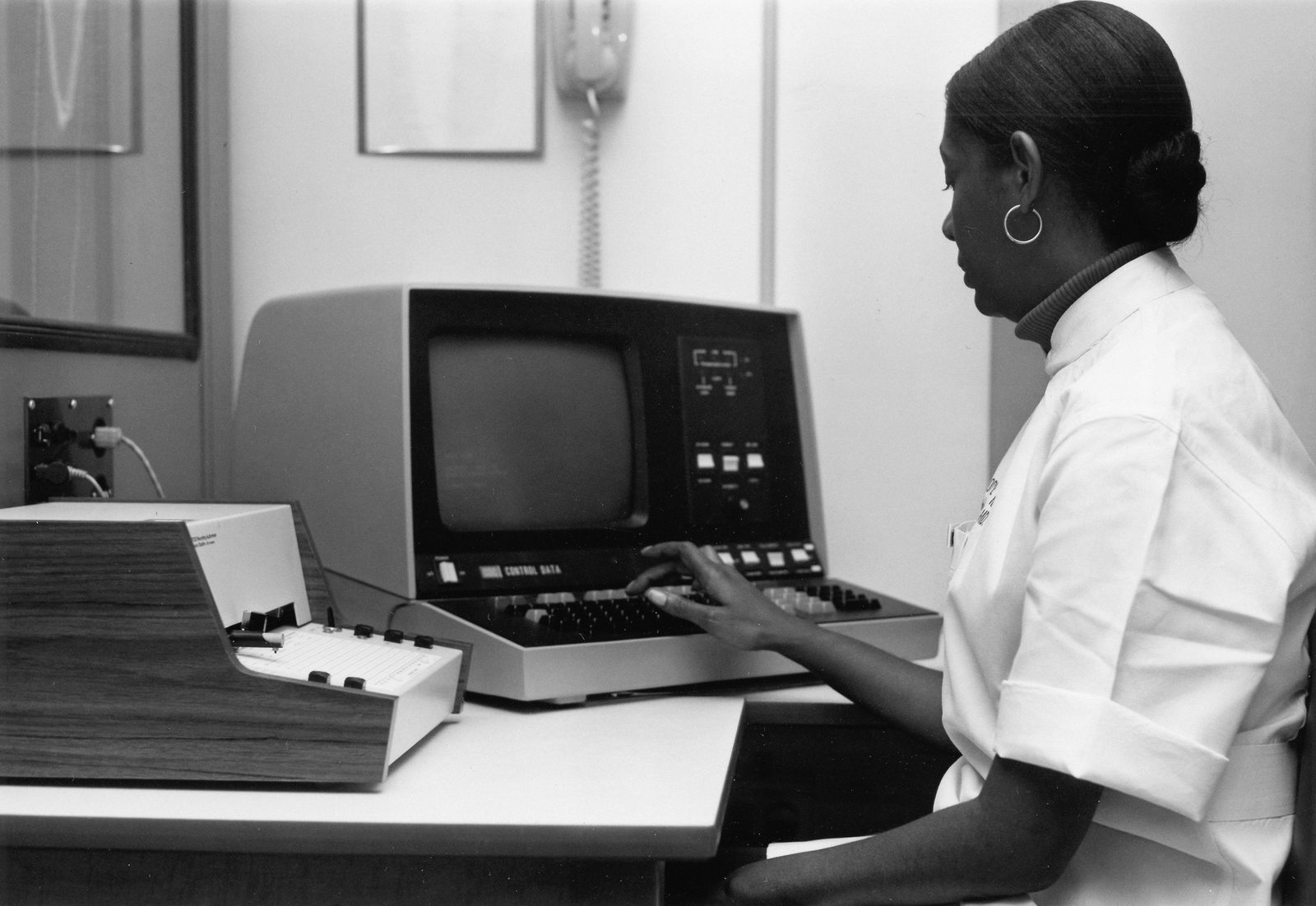 Eine Frau an einem Computerterminal, Archivfoto
