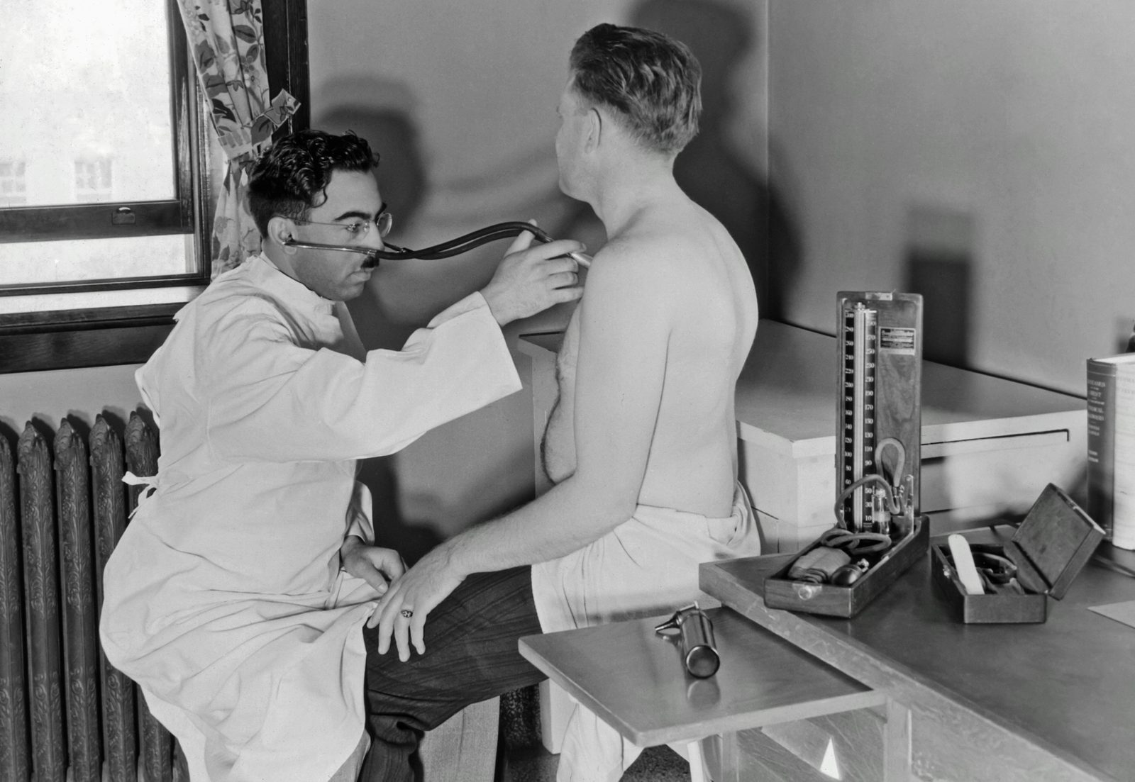 Ein Arzt hört einen Patienten ab, Archivfoto