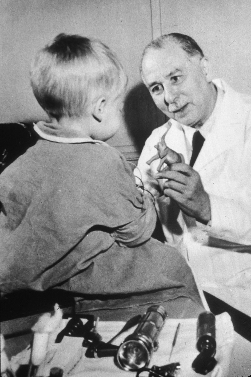 Ein Arzt spricht mit einem kleinen Jungen, Archivfoto